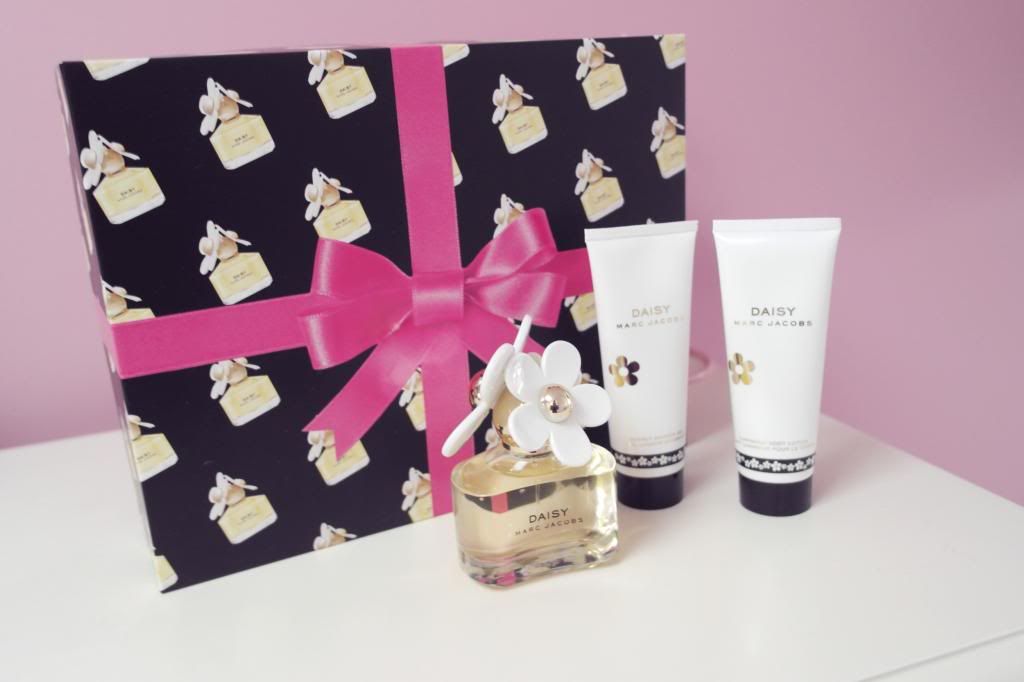 photo fragrance-direct-marc-jacobs-daisy-lacoste-noir-8jpg.jpg