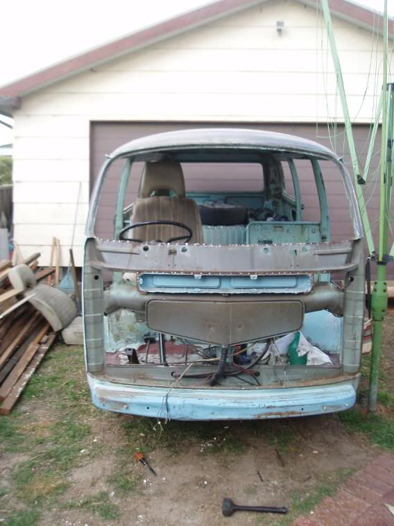 http://i183.photobucket.com/albums/x185/onetrackwonder/1975%20kombi%20restoration/kombiresto2006.jpg