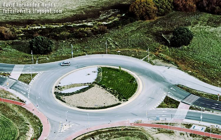 La geometría del asfalto Fotografía tomada desde ultraligero volando por encima de una rotonda y carretera que cruza tierras de labranza a los lados en Villanueva del Pardillo, Madrid