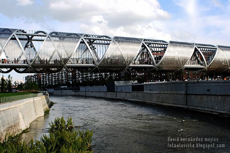 ADN Madrid Río Fotografía del nuevo puente construído sobre el río Manzanares de Madrid, en la zona conocida ahora como Madrid Río, con estructura como de ADN