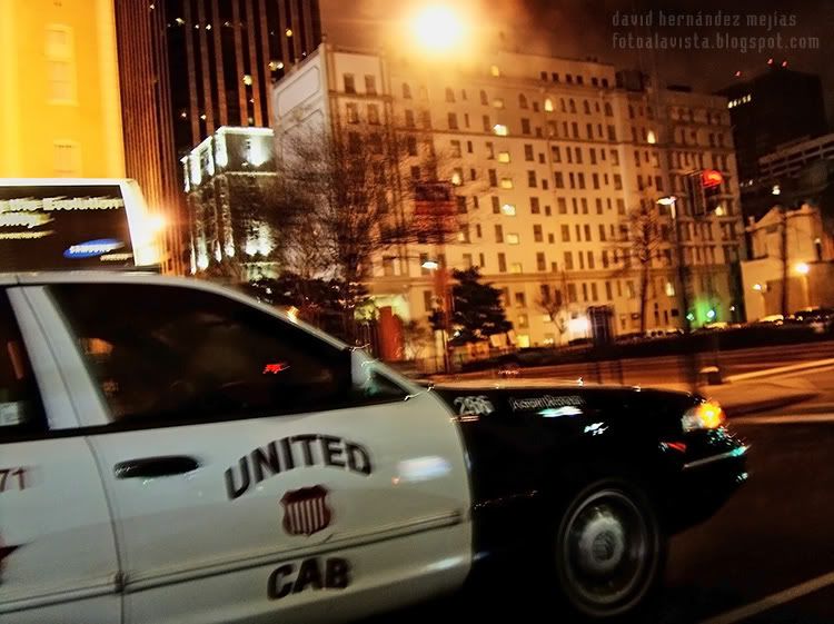 Police is here Un taxi pasa en la noche de Nueva Orleans, Estados Unidos