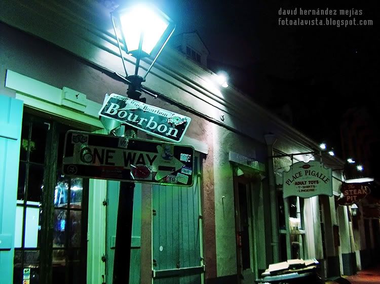 Bourbon night Fotografía nocturna a la luz de las farolas realizada en Bourbon Street, Nueva Orleans, Estados Unidos