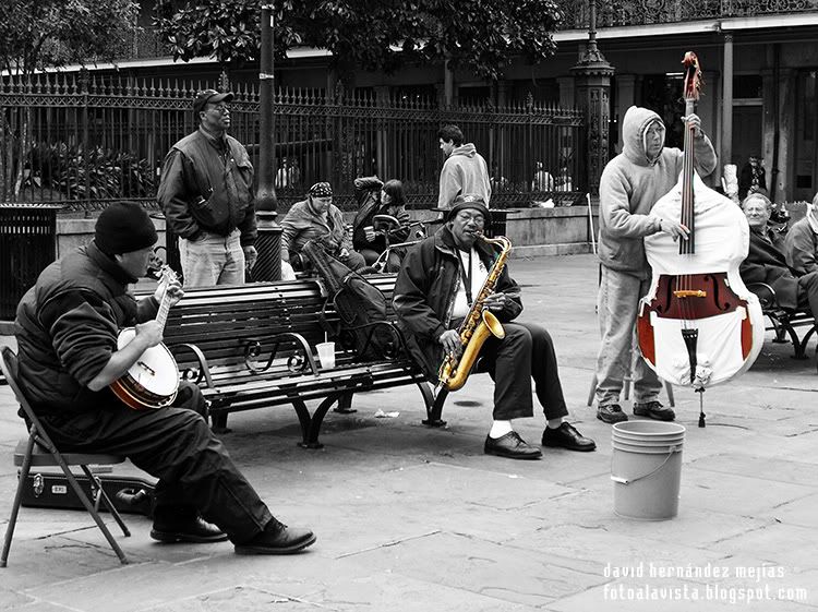 N.O. street banda Músicos callejeros tocando en una calle de Nueva Orleans, Estados Unidos