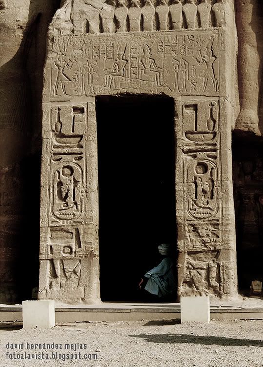 El guardián de las llaves del magnífico templo de Abu Simbel (Egipto) permanece sentado y vigilante a la entrada de una de las puertas repletas de maravillosos jeroglíficos, pero en el interior resguardado del sol El guardián de las llaves