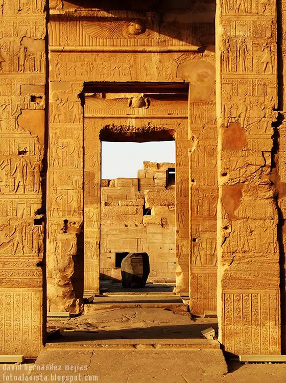 Historia a espuertas Varias puertas de un templo egipcio adornadas con jeroglíficos nos enmarcan la historia de pasadas civilizaciones. Kom Ombo? Egipto