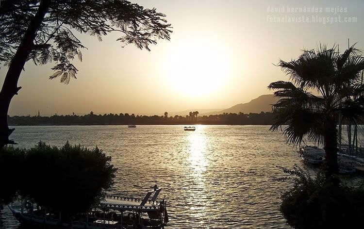Ocaso en el río Nilo Vista del ocaso sobre el río Nilo, Egipto