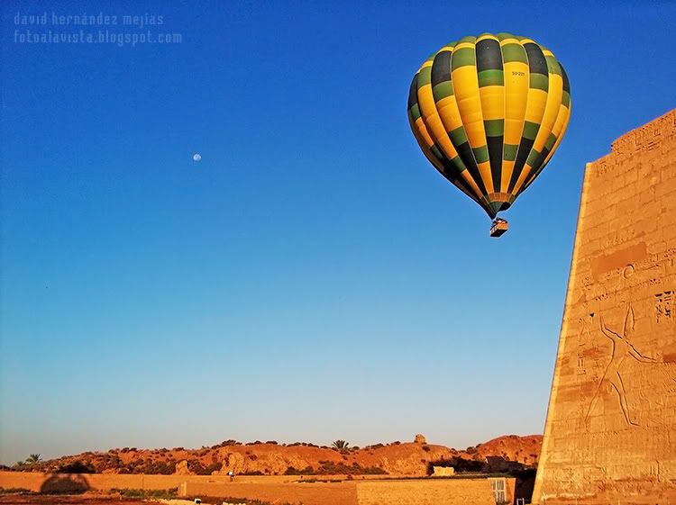 Al faraón se le escapó el globo Un globo aerostático se eleva en el cielo del desierto de Egipto, muy cerca de un templo con el relieve de un faraón en la fachada, al que parece que se le ha escapado el globo de la mano o que está señalándolo