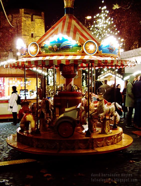 Tío vivo navideño Un pequeño y colorido tíovivo en un mercadillo navideño en Municht, Alemania