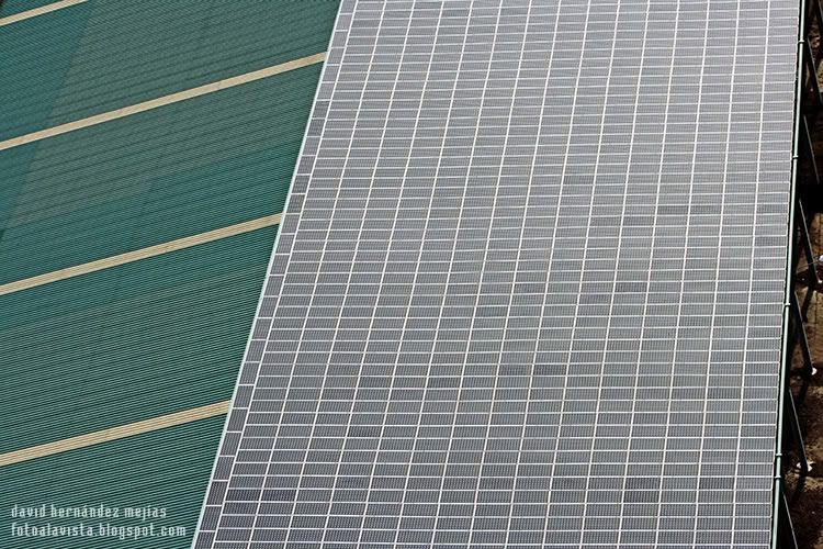 Abstracción lineal a dos aguas Fotografía tomada desde ultraligero volando por encima de una nave con paneles solares en Villanueva del Pardillo, Madrid