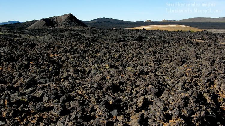 Paisaje volcánico en Islandia que recuerda a Mordor, con un negro suelo cubierto de piedra negra de lava endurecida con formas caprichosas en donde la imaginación puede llevarte a vislumbrar caras retorcidas por el dolor del infierno Caras en un mar de lava