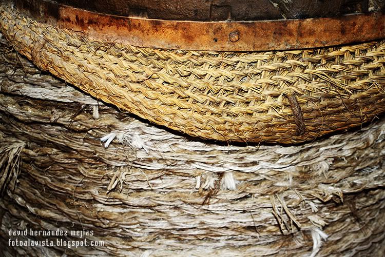 El capacho de la prensa Detalle de una prensa de aceite, con los capachos utilizados en la recogida y colocados en la prensa para la obtención del aceite. Realizada en el Museo del Aceite de Úbeda, Jaen