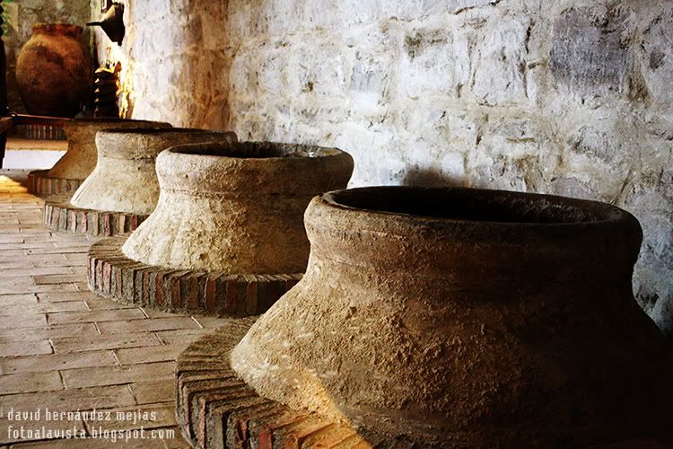 Tinajas enladrilladas Fotografía de tinajas utilizadas en la produccion de aceite, realizada en Baeza, Jaén