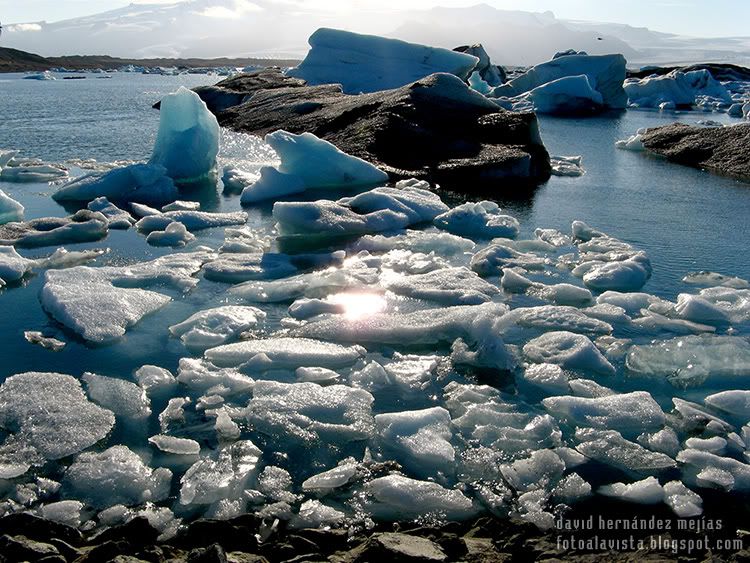 Laguna de origen glaciar con azules hielos antiquísimos e icebergs flotando sobre el agua, en Islandia Entre hielos