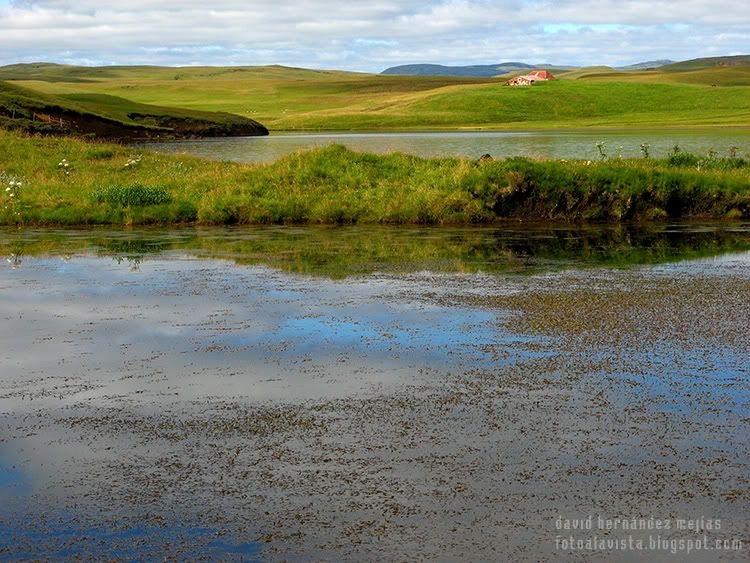 Una idílica y romántica campiña con lagunas en las que se reflejan las nubes, en Islandia Campiña del norte muy al norte