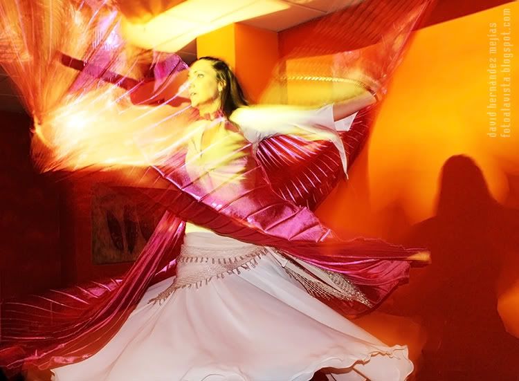 La bailarina Beire danza con alma su propio estilo fusión en el escenario de su tetería multifuncional Espacio ComuniKarte, en Valdemoro, Madrid Beire, arte onírico en movimiento