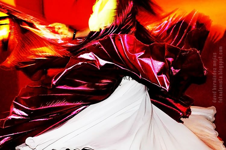 La bailarina Beire, danza en circulos haciendo parecer su vestido una extraña flor, en Espacio Comunicarte, Valdemoro, Madrid Una extraña flor