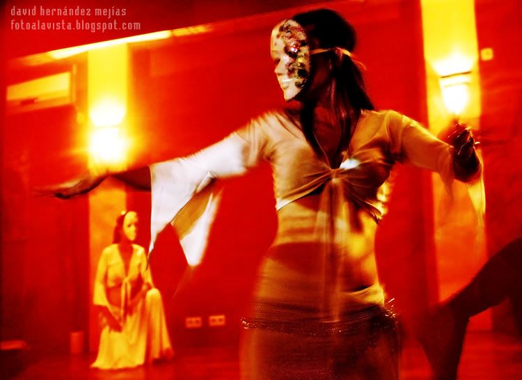 La bailarina Beire, enmascarada, danza por delante de una proyección, en la que su otro yo realiza movimientos diferentes, con su propia vida, en una especie de realidad paralela. En Espacio Comunicarte, Valdemoro, Madrid Realidades paralelas