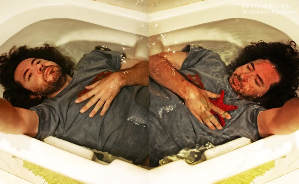 Corazón ahogado Fotografía realizada para el reto de la Familia Fotera: TRANSPARENCIAS. Personaje bajo el agua cristalina de una bañera con estrella de mar en el lugar del corazón