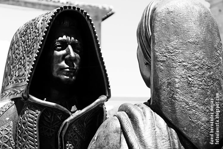 Mirada encapotada Fotografía realizada en Miranda do Douro, Portugal, a detalle de grupo escultórico que representa el folclore popular del lugar, vistiendo el personaje masculino la capa de honras