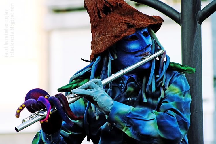 Estatua viviente o mimo que al echar una moneda en su cajón tocaba una melodía con su flauta travesera, en las fiestas de Majadahonda 2011, Madrid El pífano azul