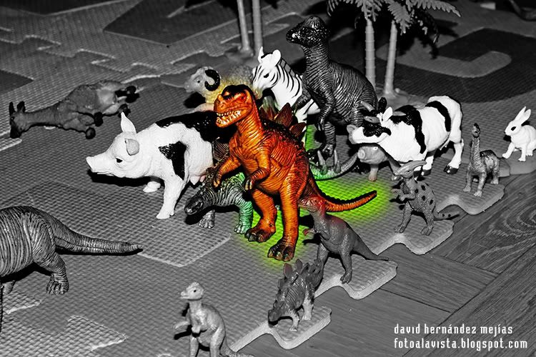 Fotografía realizada para el #Retojuguetes de la Familia Fotera, con los animales de juguete de mi hijo de 2 años y medio, que el mismo colocó previamente de esta manera Dinosaurio radioactivo: #Retojuguetes