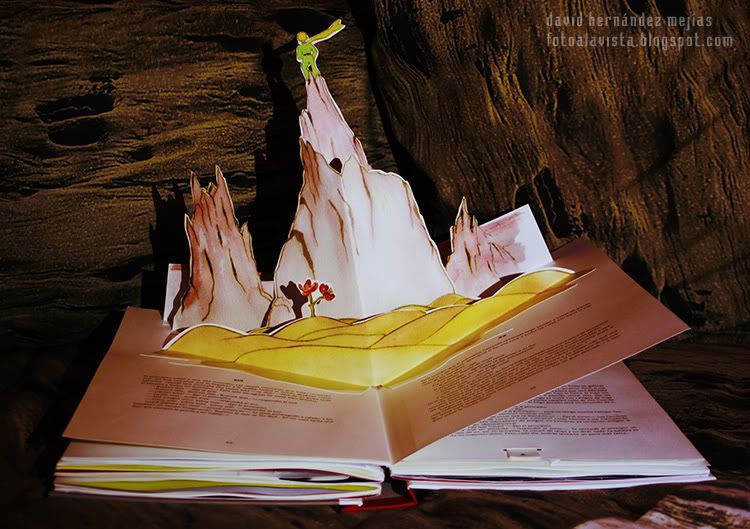 Libro desplegable abierto de El Principito por la página en la que está en la cumbre de una montaña, para celebrar las 20.000 visitas. Gracias a tod@s 20.000 páginas vistas
