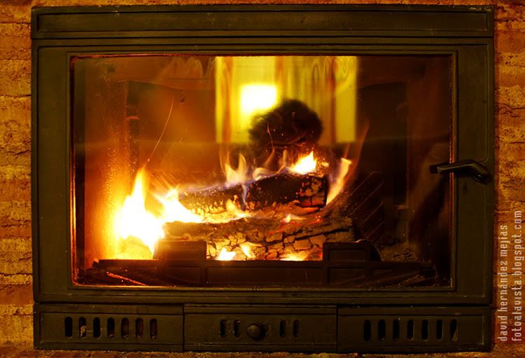 Leña ardiendo en el interior de la chimenea de una casa rural, que contempla uno ensimismado con más atención que si fuera la televisión, encendida Como ver la televisión
