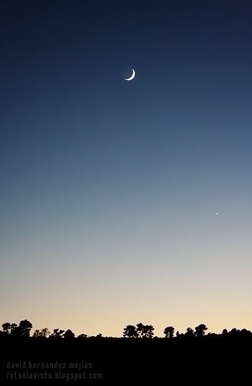 Anocheciendo con una bonita media luna creciente y un frío cielo otoñal despejado, en los montes de Robledo de Chavela, Madrid La noche de la media luna
