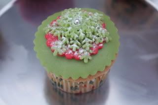 http://i183.photobucket.com/albums/x223/scrapfan/Taarten%20Cupcakes/IMG_0680.jpg
