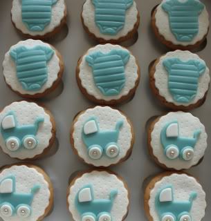 http://i183.photobucket.com/albums/x223/scrapfan/Taarten%20Cupcakes/babyromperskinderwagens.jpg