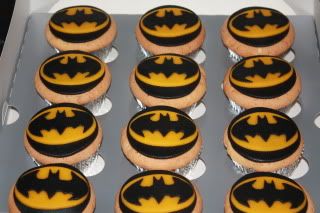 http://i183.photobucket.com/albums/x223/scrapfan/Taarten%20Cupcakes/batmanindoos.jpg