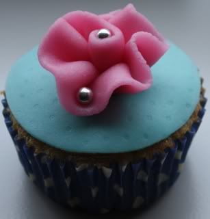 http://i183.photobucket.com/albums/x223/scrapfan/Taarten%20Cupcakes/cupcakerolroosje.jpg