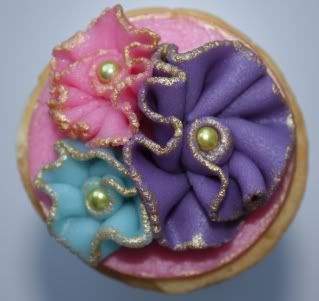 http://i183.photobucket.com/albums/x223/scrapfan/Taarten%20Cupcakes/cupcakerolroosjesdetail.jpg