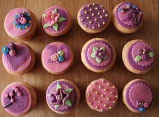 http://i183.photobucket.com/albums/x223/scrapfan/Taarten%20Cupcakes/cupcakesverjaardag30.jpg