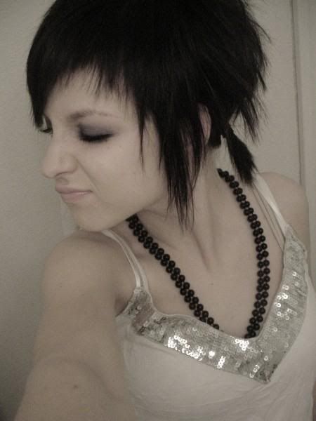 short black emo haircuts for emo girl 2009 - this short hair is so cute