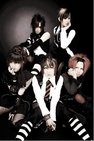 http://i183.photobucket.com/albums/x296/zakikun/albums/01/dollygroup1.jpg